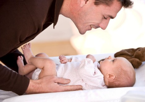 Πώς θα δεθεί ένας μπαμπάς με το μωρό του