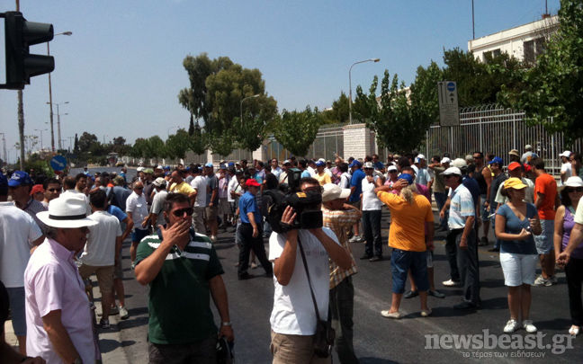 Έκλεισαν τη Μεσογείων οι αυτοκινητιστές