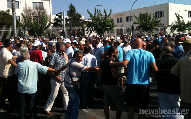 Απομακρύνθηκαν από τη Μεσογείων οι αυτοκινητιστές