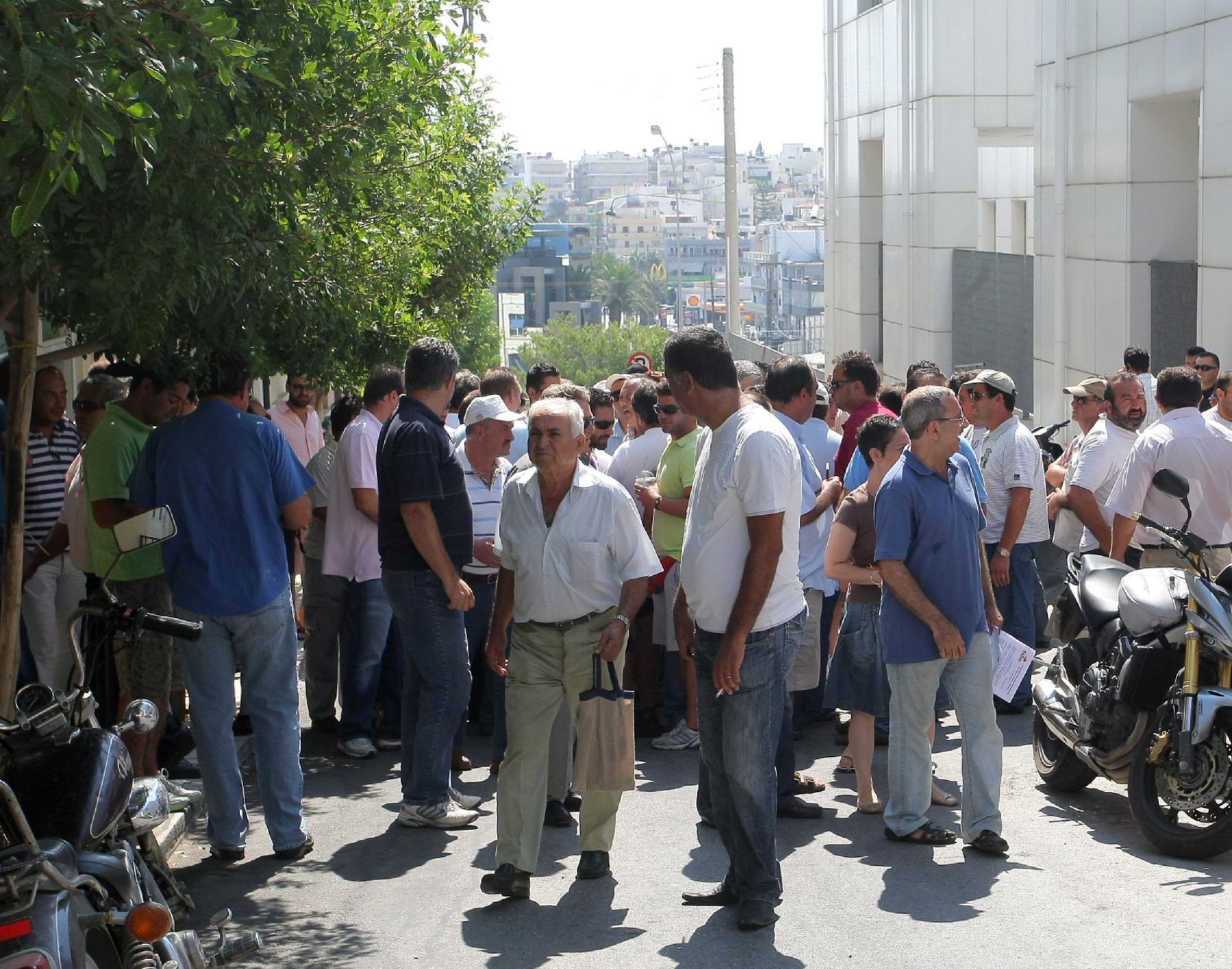 Εισαγγελικό μπλόκο σε… φέρετρα και στέφανα