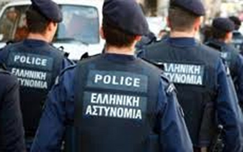 Ειδικό πυροσβεστικό όχημα και δύο «φράχτες» σε ΕΛ.ΑΣ.