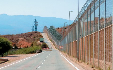 Υψώνεται ο φράχτης ασπίδα για λαθρομετανάστες