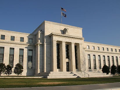 Σχεδόν μηδενικά διατηρεί τα επιτόκιά της η Fed