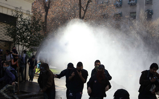 Κανόνια νερού κατά των ταραξιών ετοιμάζει ο Κάμερον