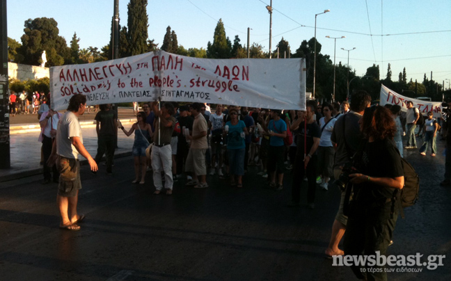 Πορεία διαδηλωτών υπέρ των Βρετανών εξεγερμένων