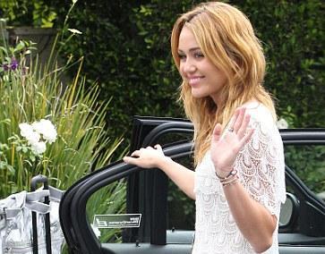 Η Miley στέλνει μήνυμα με το μεσαίο της δάκτυλο!