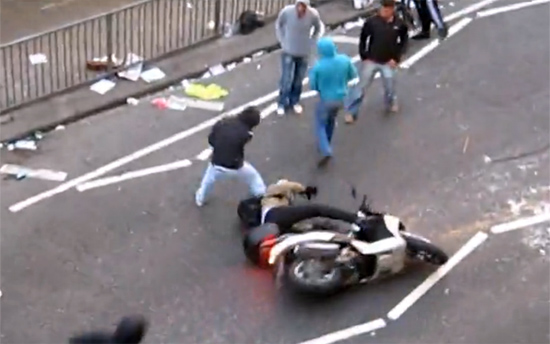 Αποκαλυπτικό βίντεο από την έκρηξη βίας στη Βρετανία