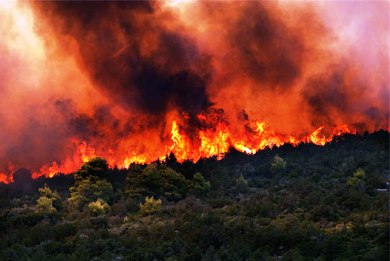 Νύχτα-φωτιά με πύρινα μέτωπα σε Γλυφάδα και Πάρνηθα