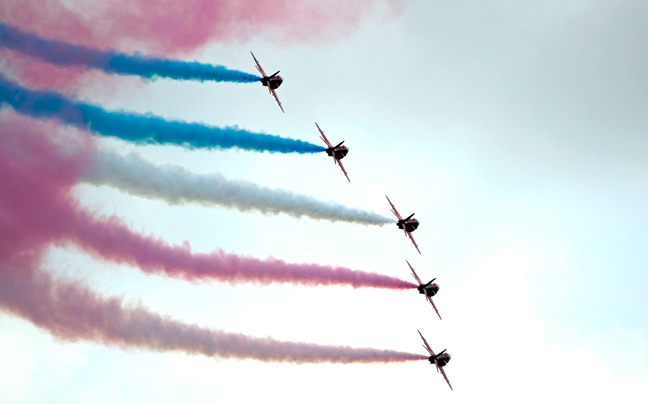 Εντυπωσιακές εικόνες από τα βρετανικά Red Arrows στον ουρανό της Αττικής