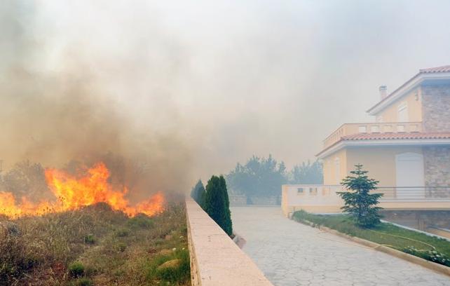 Καίγονται σπίτια στις Σέρρες