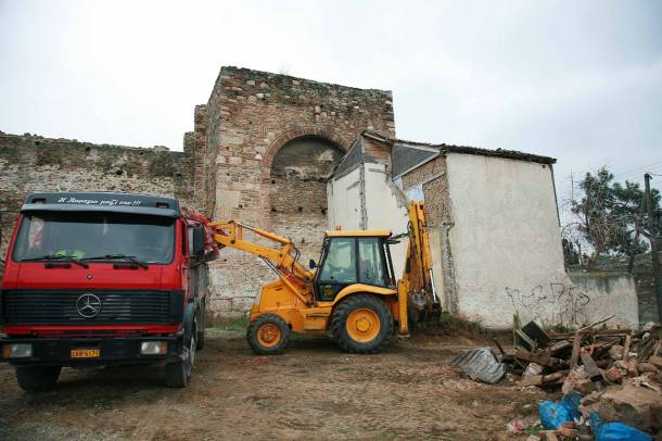 Συνεχίζεται η κατεδάφιση αυθαιρέτων στη Θεσσαλονίκη