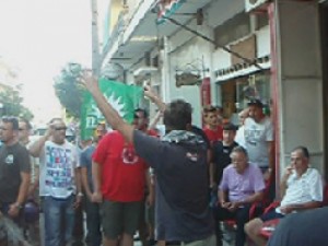 Σημαία του ΠΑΣΟΚ έκαψαν φίλαθλοι του Ολυμπιακού Βόλου