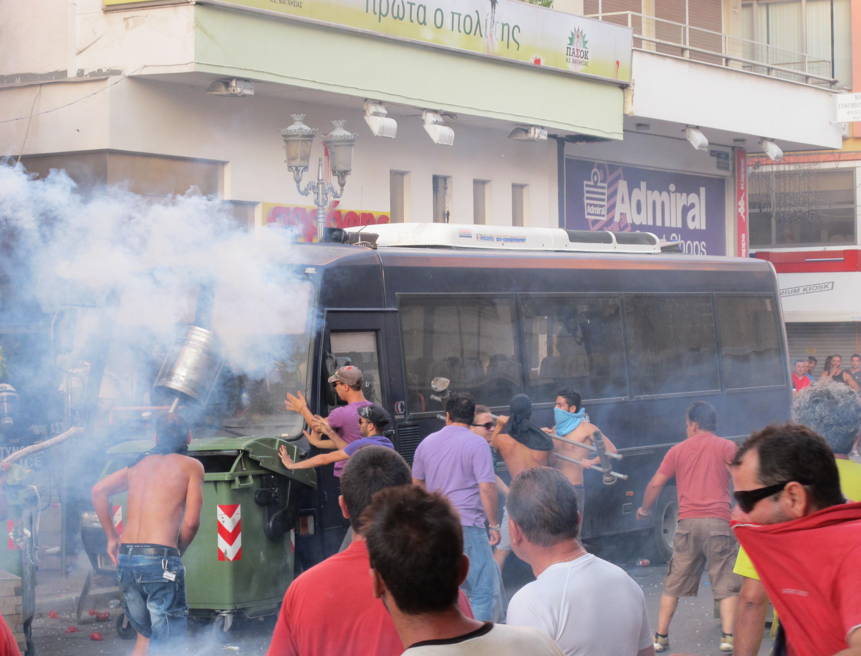 Δίωξη σε οπαδό για ρίψη μολότοφ σε αστυνομικούς