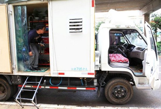 Έκαναν σπίτι τους το φορτηγό