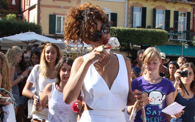 H Rihanna μοιράζεται τις προσωπικές της στιγμές