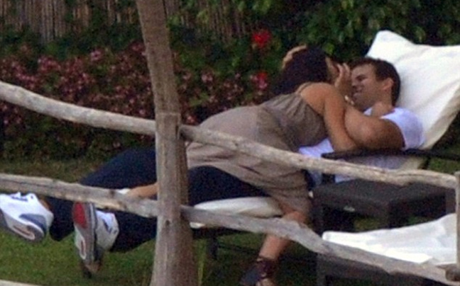 Η Kim Kardashian «ορμά»… παθιασμένα στον νέο της σύζυγο