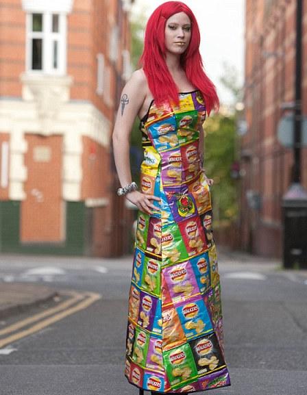 Δημιούργησε φόρεμα με σακουλάκια από τσιπς