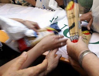 Διανομή τροφίμων σε τρίτεκνους στη Μαγνησία