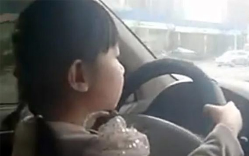 Ανήλικη στο τιμόνι, με την άδεια του πατέρα της