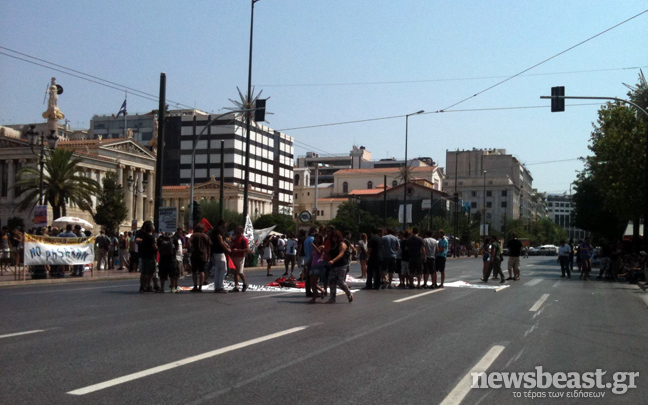 Επίθεση διαδηλωτών σε όχημα της Ασφάλειας