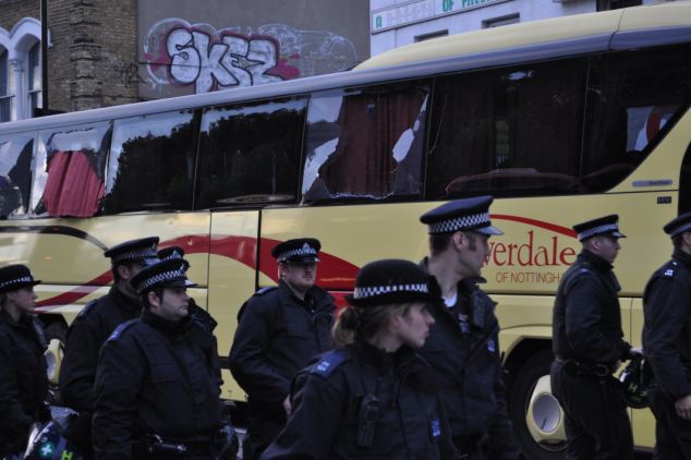 Επίθεση σε πούλμαν με πέτρες και τούβλα