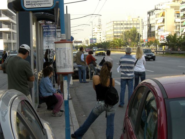 Ι.Χ. παρέσυρε δύο άτομα σε στάση λεωφορείου