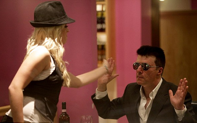 Η Britney δίνει σφαλιάρα στον Simon Cowell;