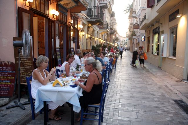 Ειδική σήμανση για τα εστιατόρια που θα περάσουν στις τιμές τη μείωση του ΦΠΑ