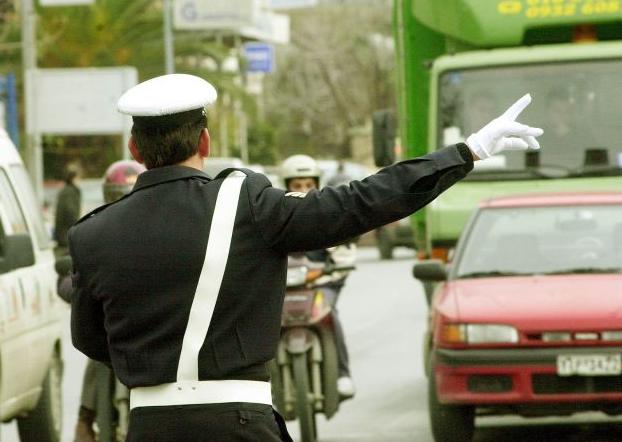 Οδηγός τραυμάτισε και εγκατέλειψε τροχονόμο