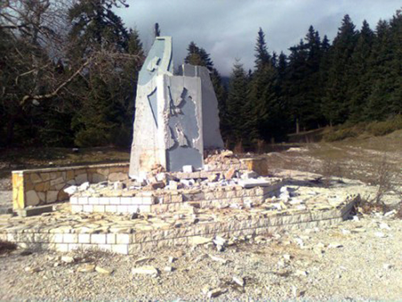Βεβήλωσαν και πάλι το μνημείο του ΕΛΑΣ στο Περτούλι