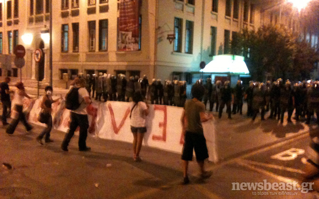 Έξω από την πύλη της ΔΕΘ ο κύριος όγκος των διαδηλωτών