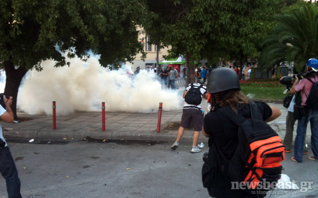 Αποπνικτική η ατμόσφαιρα έξω από τη ΧΑΝΘ