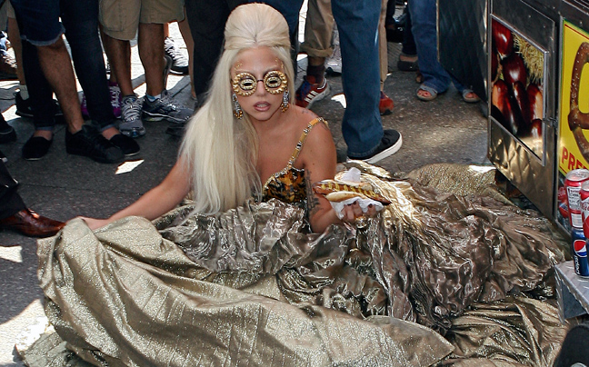 H Annie Leibowitz φωτογραφίζει τη Lady Gaga