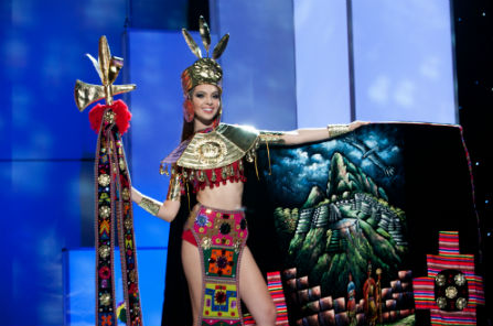 Κωμικοτραγικές εθνικές ενδυμασίες στα Miss Universe