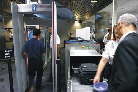 Πυρομαχικά και όπλο πέρασαν από το αεροδρόμιο του Παρισιού