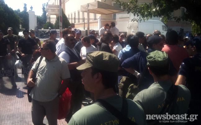 Μικροένταση στη Βουλή από τους εργαζόμενους στην ΕΡΤ