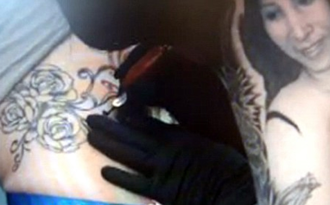 Στη Lady Gaga έκανε τατουάζ η Kat Von D