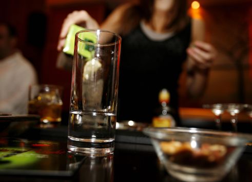 Ακόμη και μία ξέφρενη βραδιά με αλκοόλ βλάπτει την υγεία
