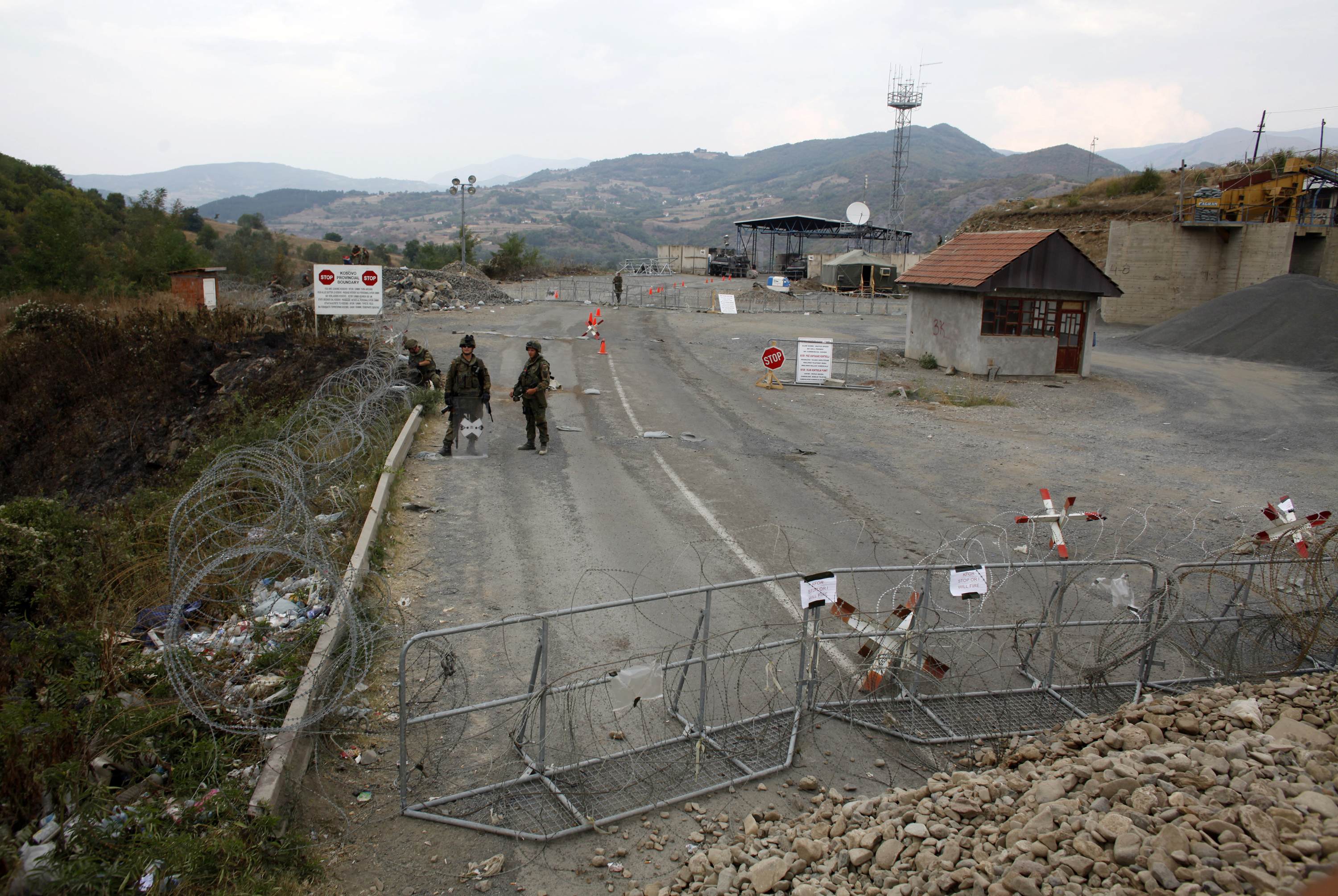 Παραμένουν στα οδοφράγματα οι Σέρβοι στο βορρά
