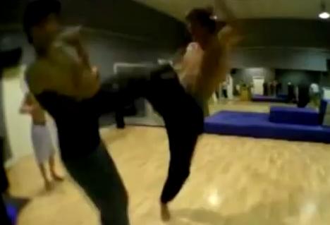 Το καράτε φαίνεται καλύτερα… από μακριά