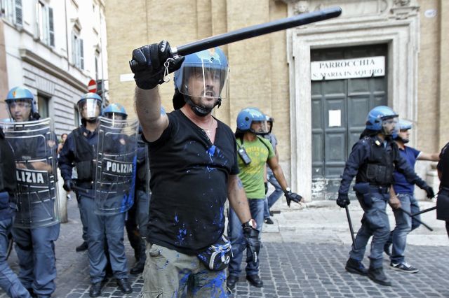 Αστυνομικοί αμφισβητούν τον ιταλό υπουργό Οικονομικών