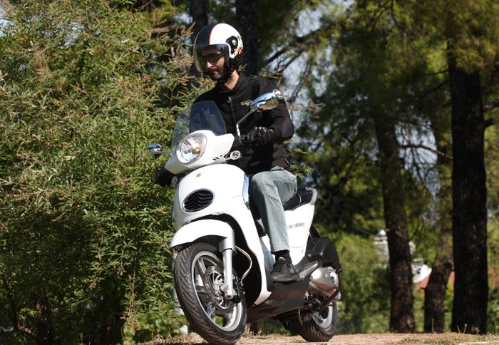 Το κομψό Aprilia Scarabeo 200 i.e.