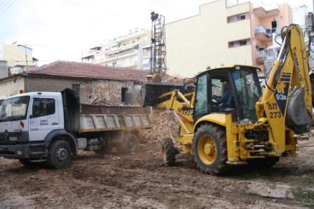 Καθαρισμός εγκαταλελειμμένων οικοπέδων στον Πειραιά