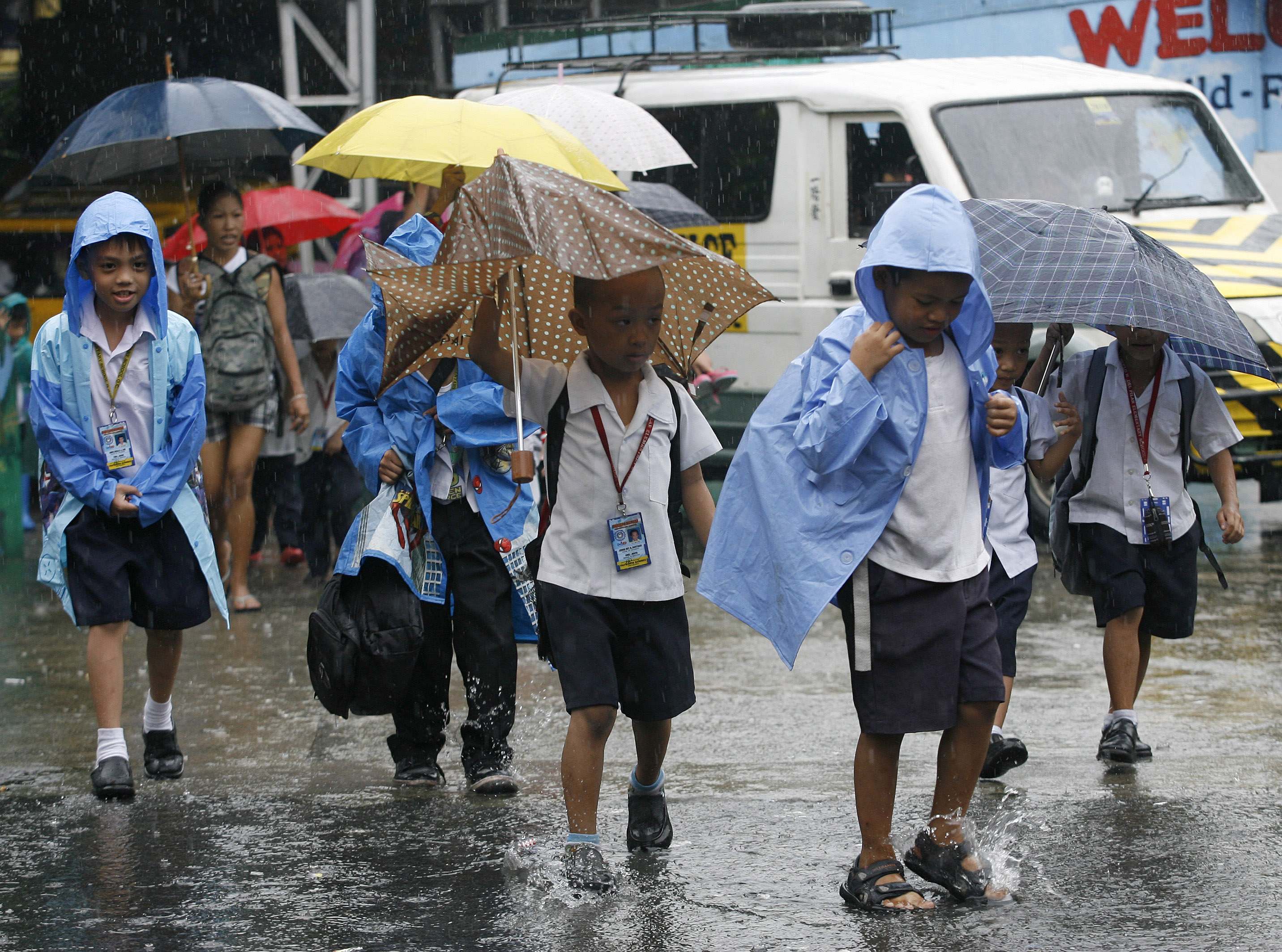 Προς τη Μανίλα ο τυφώνας Νεσάτ
