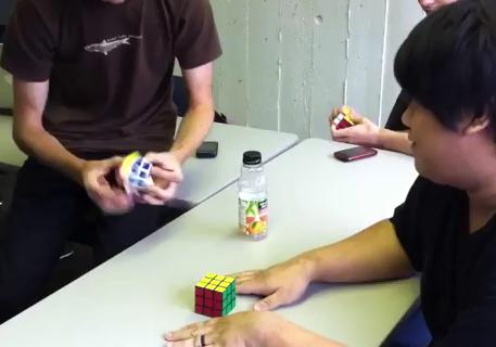 Κάποιοι μπορούν να λύσουν τον κύβο του Rubik για πλάκα