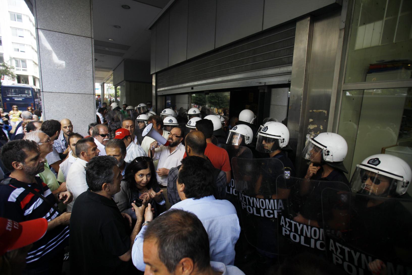 Συνεχίζουν την απεργία εφοριακοί-τελωνειακοί