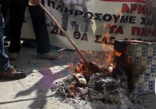 Έκαψαν τα ειδοποιητήρια της εφορίας και στην Κέρκυρα