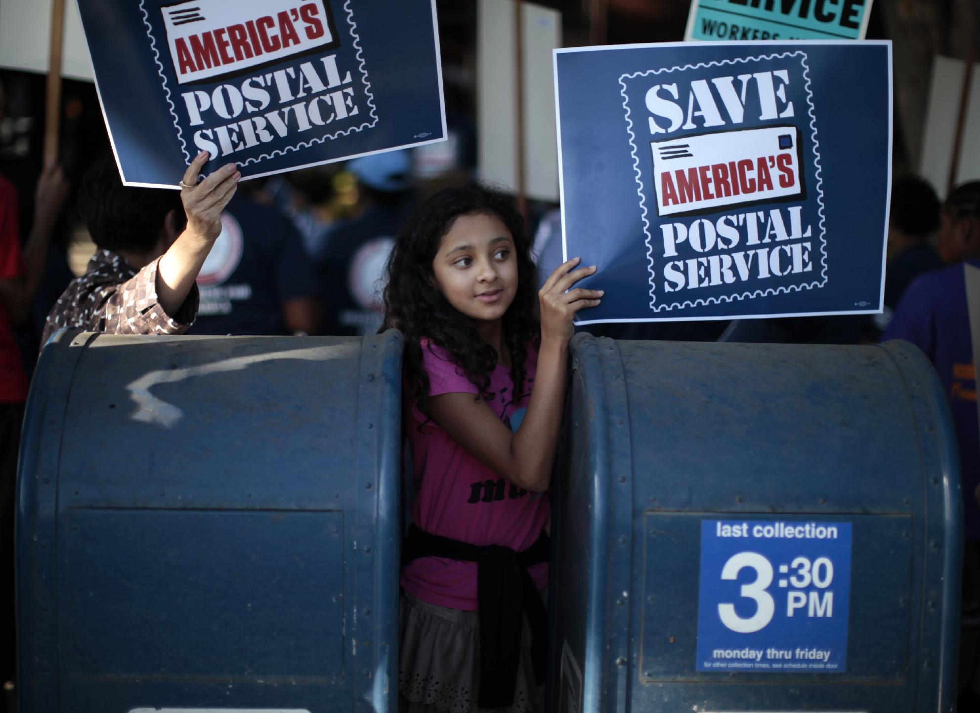 Μαζικές διαδηλώσεις κατά της συρρίκνωσης των ταχυδρομείων