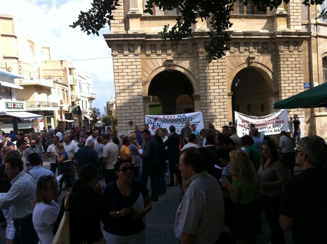 Σε κλοιό εργαζομένων τα δημαρχεία στα Χανιά