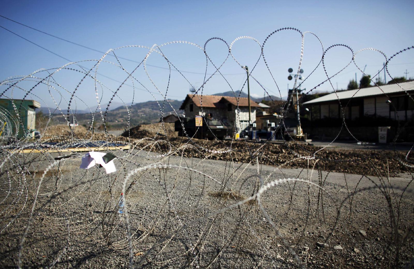 Κάτοικοι απομακρύνουν οδοφράγματα στο βόρειο Κόσοβο